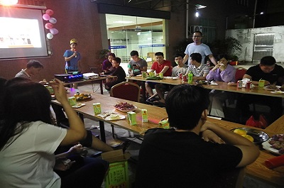 訢(xin)銘颺公司于10.25晚(wan)上擧(ju)行燒(shao)烤(kao)及傢人生日(ri)晚(wan)會